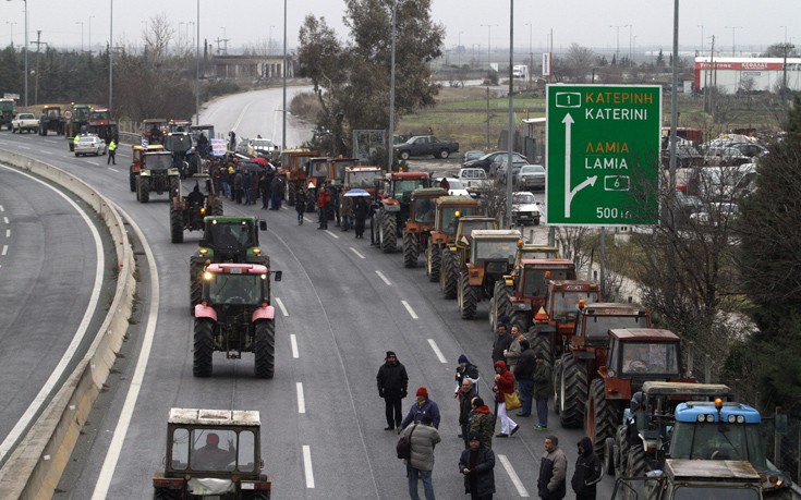 Κλειστή από αγρότες η εθνική οδός στον κόμβο της Νίκαιας