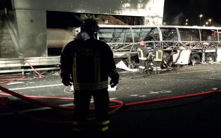 Τραγωδία στην Ιταλία με λεωφορείο που μετέφερε μαθητές