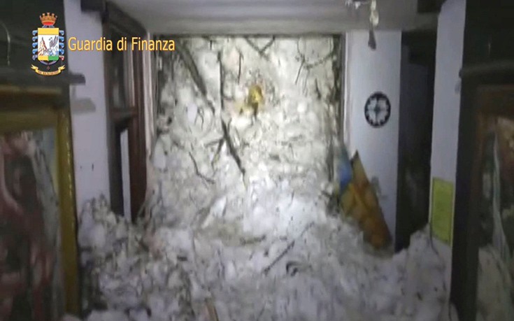 Φωτογραφίες και βίντεο μέσα από το ιταλικό ξενοδοχείο που χτυπήθηκε από χιονοστιβάδα