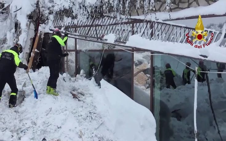 Μια γυναίκα και δυο παιδιά εντόπισαν οι διασώστες στο ξενοδοχείο Rigopiano