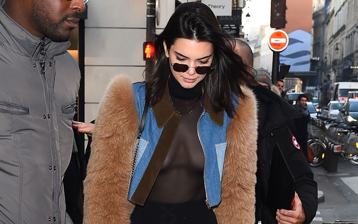 Με διάφανο μπλουζάκι και χωρίς σουτιέν η Kendall Jenner στο Παρίσι