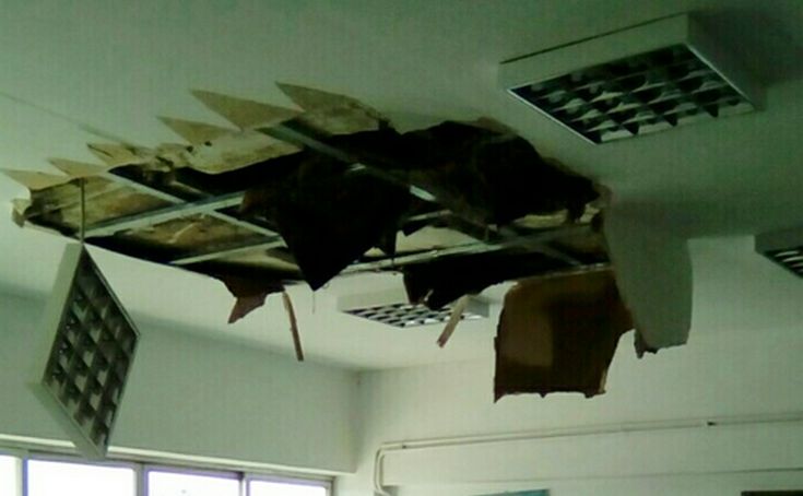 Έπεσε το ταβάνι σε σχολική αίθουσα στα Τρίκαλα