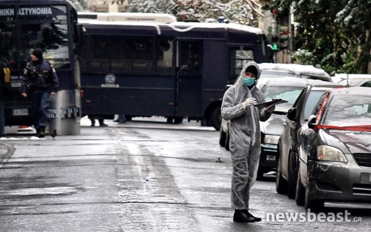 Νέες φωτογραφίες και βίντεο από το σημείο της επίθεσης έξω από το ΠΑΣΟΚ