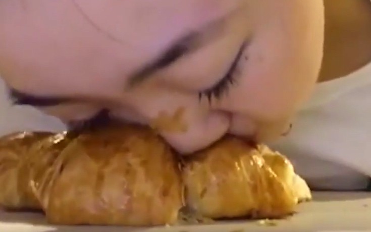 Η Κινέζα που βουτάει το πρόσωπο της σε ψωμιά
