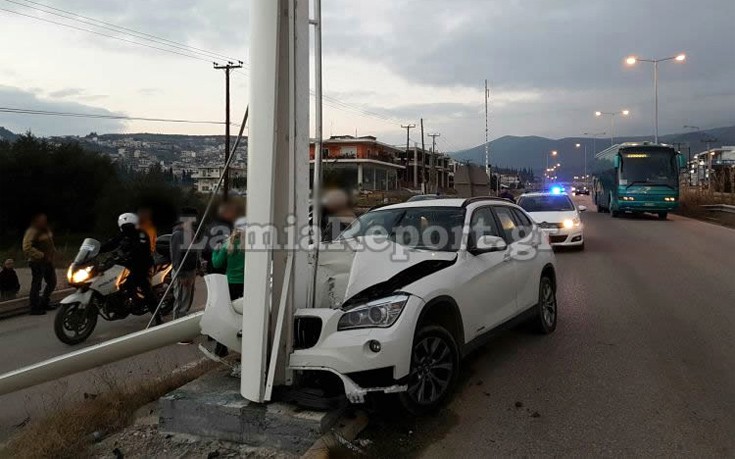 Το αμάξι «απογειώθηκε» και καρφώθηκε σε κολόνα