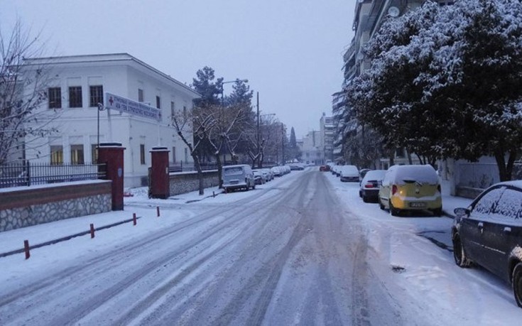 Γεμάτοι χιόνι οι δρόμοι στη Λάρισα