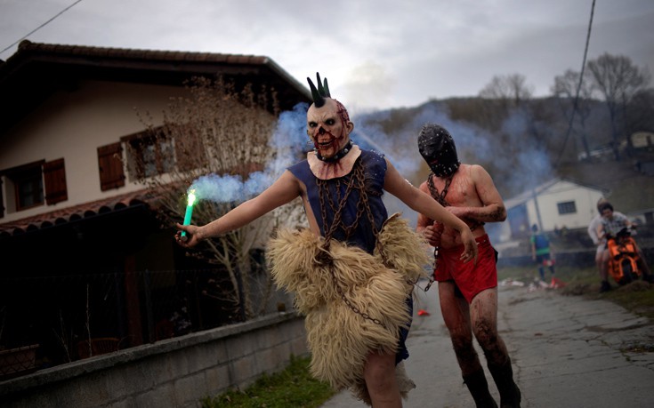 Το παράξενο ισπανικό φεστιβάλ που διώχνει τα κακά πνεύματα