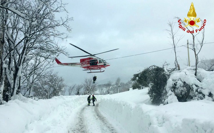 Οι ιταλικές Αρχές διέσωσαν 200 ανθρώπους που εγκλωβίστηκαν στα χιόνια