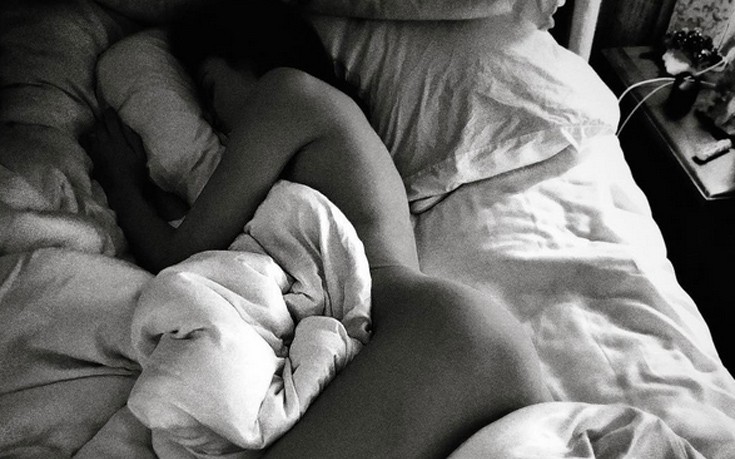 Ηθοποιός φωτογράφισε τη γυναίκα του γυμνή στο κρεβάτι