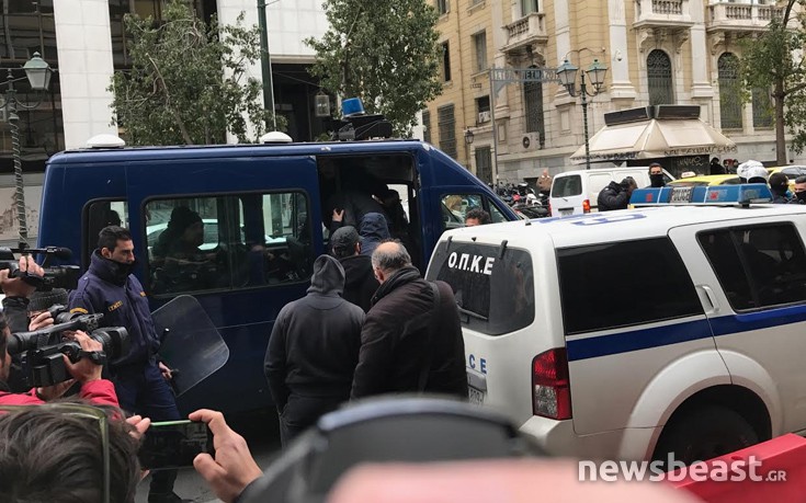 Δεκαπέντε προσαγωγές στο υπουργείο Εργασίας, εισβολή του «Ρουβίκωνα»