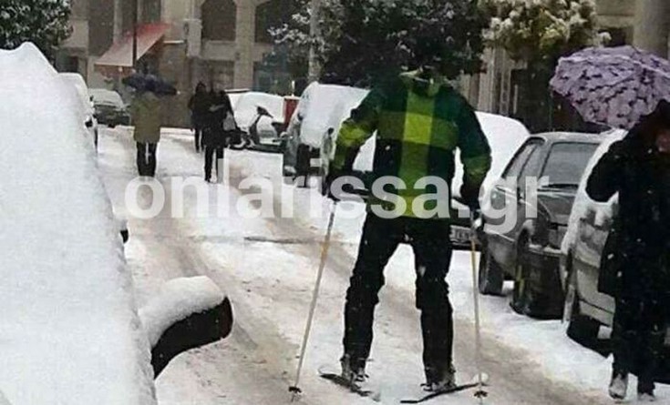 Φόρεσε τα πέδιλα και βγήκε για σκι στο κέντρο της Λάρισας