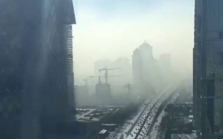 Timelapse βίντεο δείχνει την αιθαλομίχλη να τυλίγει το Πεκίνο