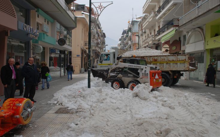Απομακρύνονται όγκοι χιονιού στη Φλώρινα