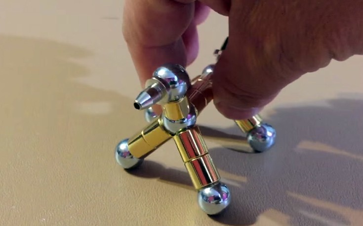 Το στυλό από μαγνήτες που το μετατρέπεις όπως θες