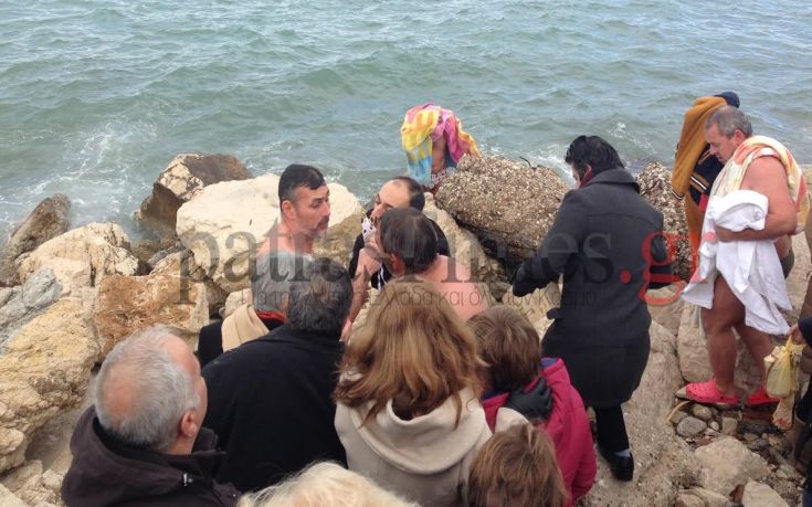 Ήρθαν στα χέρια για τον σταυρό στην Πάτρα