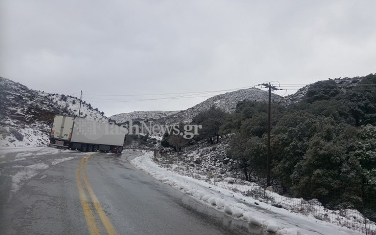 «Δίπλωσε» νταλίκα στα Χανιά λόγω παγετού