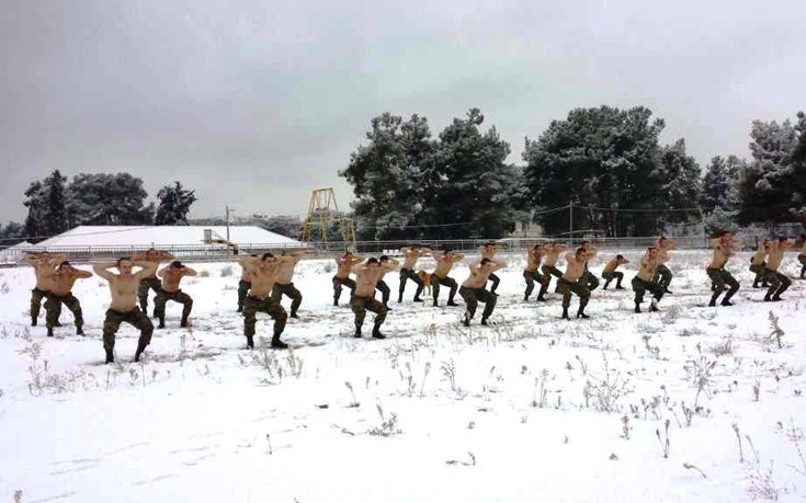 Έλληνες καταδρομείς εκπαιδεύονται ημίγυμνοι στο χιόνι