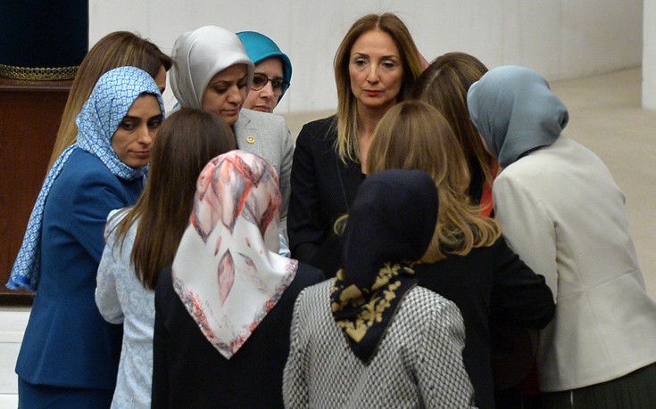 Βουλευτίνα δέθηκε με χειροπέδες στην τουρκική εθνοσυνέλευση