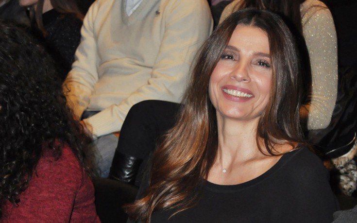 Χαμογελαστή και ευδιάθετη η Πόπη Τσαπανίδου