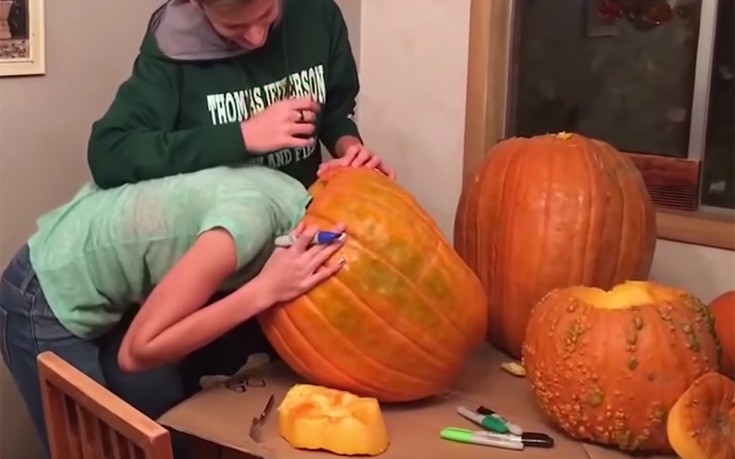 Γελοία σκηνικά σε μια απολαυστική συλλογή