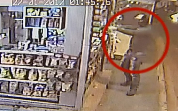 Πήρε στο κυνήγι τους επίδοξους ληστές του μίνι μάρκετ