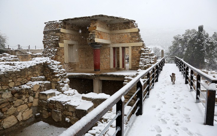 Υπέροχες εικόνες από μνημεία της χώρας που ντύθηκαν στα λευκά