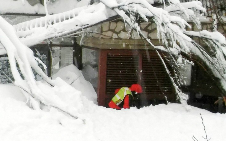 Στους έξι αναθεωρεί η Πυροσβεστική των αριθμό των επιζώντων