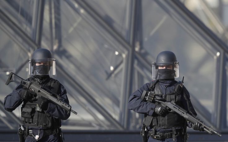 Υπό κράτηση τέθηκε επίσημα από τις αρχές ο δράστης της επίθεσης στο Λούβρο