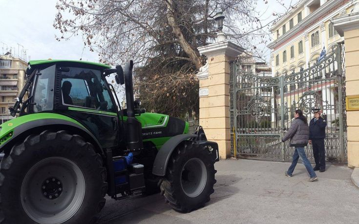 Στο υπουργείο Μακεδονίας- Θράκης με τα τρακτέρ τους οι αγρότες