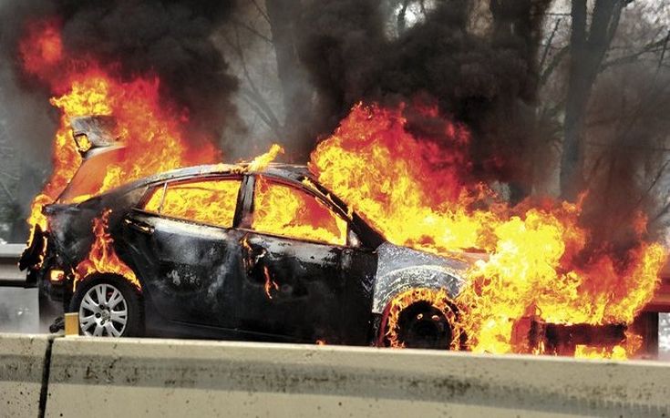 Αυτοκίνητο τυλίχθηκε στις φλόγες κοντά σε νυχτερινό κέντρο