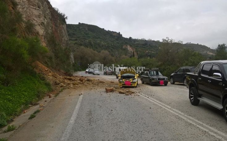 Έπεσαν βράχια πάνω σε αμάξι, από θαύμα γλίτωσε η οδηγός