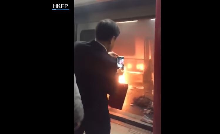 Πυρομανής έβαλε φωτιά στο μετρό του Χονγκ Κονγκ
