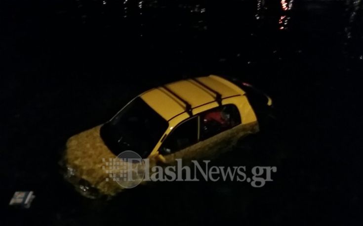 Αυτοκίνητο έπεσε στο λιμάνι των Χανίων