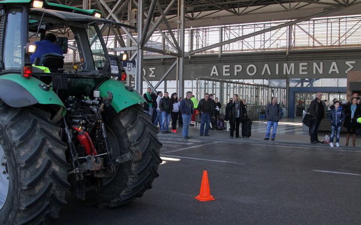 Αγροτοκτηνοτρόφοι απέκλεισαν το αεροδρόμιο «Μακεδονία»