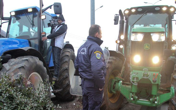 Αγρότες απέκλεισαν την εφορία στη Ρόδο