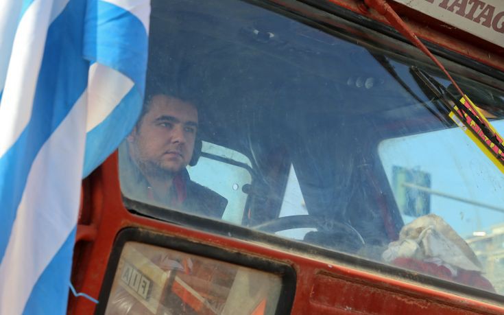 Αγρότες έκλεισαν τον κόμβο προς το αεροδρόμιο «Μακεδονία»
