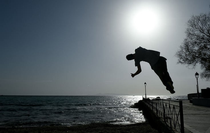 Παρκούρ με τη δύση του ήλιου στην παραλία του Αλίμου