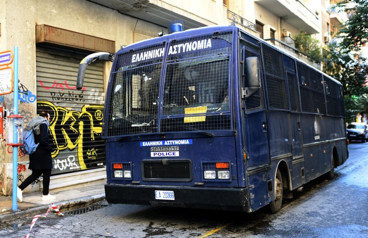 Επίθεση νεαρών σε διμοιρία των ΜΑΤ στα Εξάρχεια