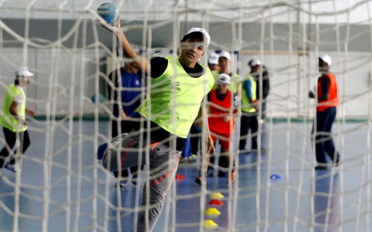 Προσφυγόπουλα έπαιξαν χάντμπολ στο ΟΑΚΑ