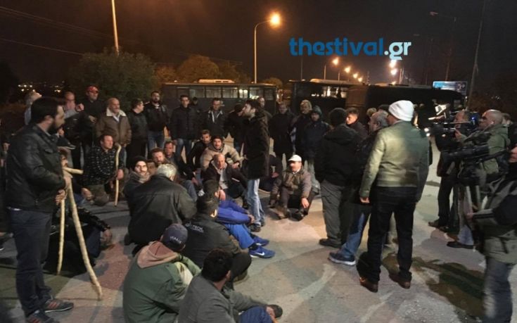 Αγρότες στη Θεσσαλονίκη έσπασαν το μπλόκο της αστυνομίας