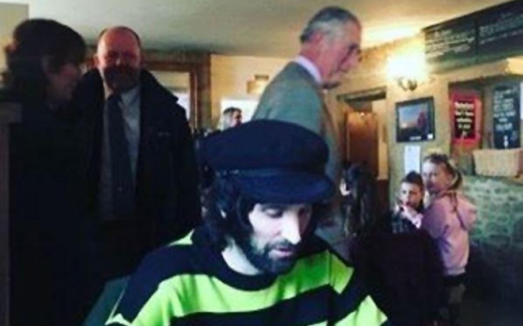 Ο Πρίγκηπας Κάρολος έκανε photobomb στους Kasabian