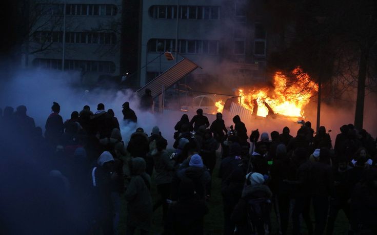 Συγκρούσεις και καμένα οχήματα σε διαδήλωση στη Γαλλία