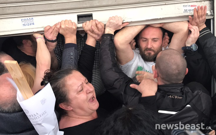 Ένταση και λιποθυμίες στο υπουργείο Υγείας