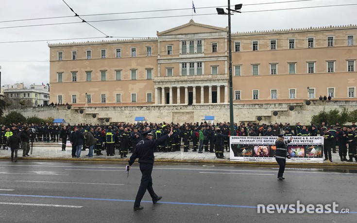 Διαμαρτυρία εποχικών πυροσβεστών έξω από τη Βουλή