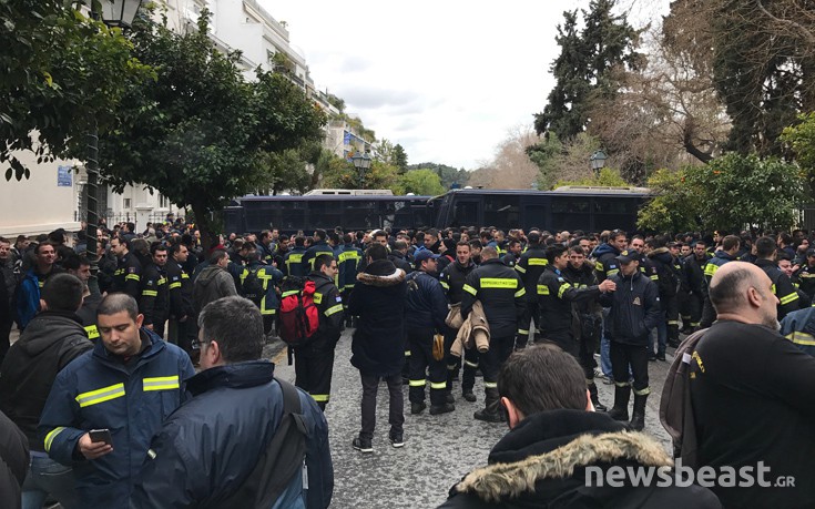 Στην Ηρώδου Αττικού οι πυροσβέστες