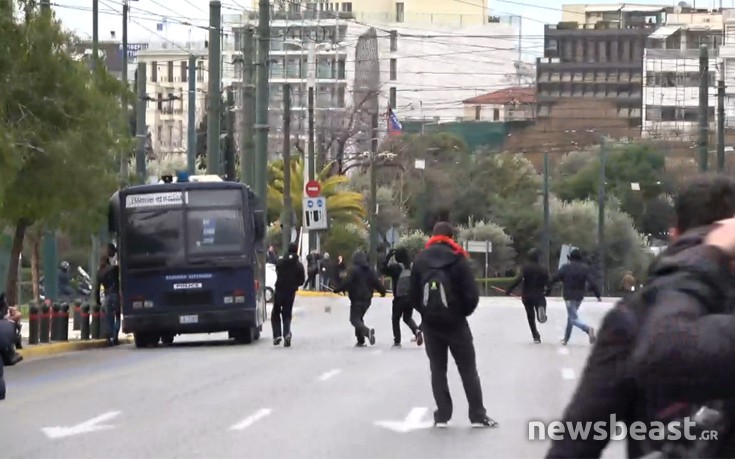 Κουκουλοφόροι επιτέθηκαν σε κλούβα των ΜΑΤ στο Ζάππειο