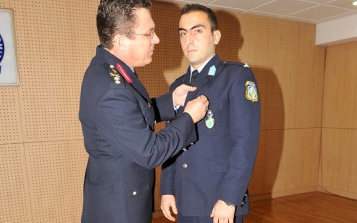 Τιμήθηκε αστυνομικός που έσωσε άνθρωπο στη θάλασσα της Βόνιτσας
