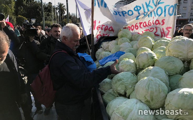 Αγρότες μοίρασαν λάχανα έξω από τη Βουλή