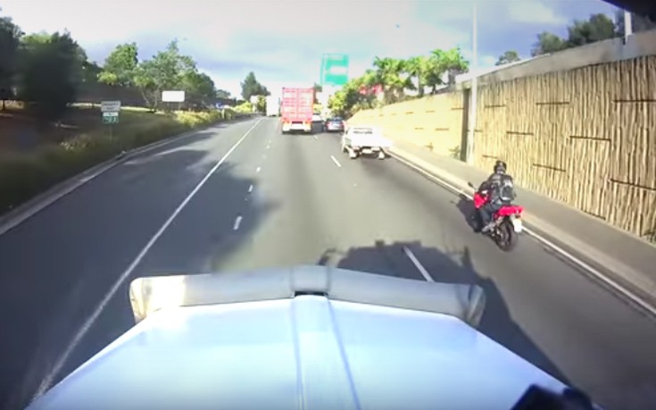 Αφηρημένος μοτοσυκλετιστής κάνει το ακατόρθωτο