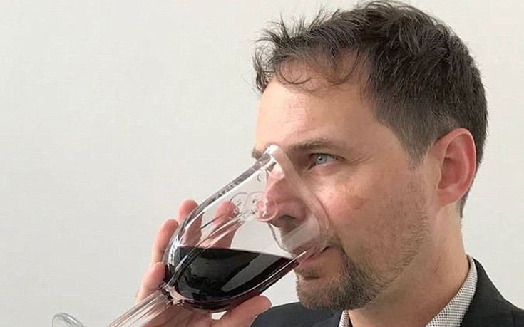 Το απόλυτο ποτήρι «μάσκα» για να απολαμβάνετε το κρασί σας